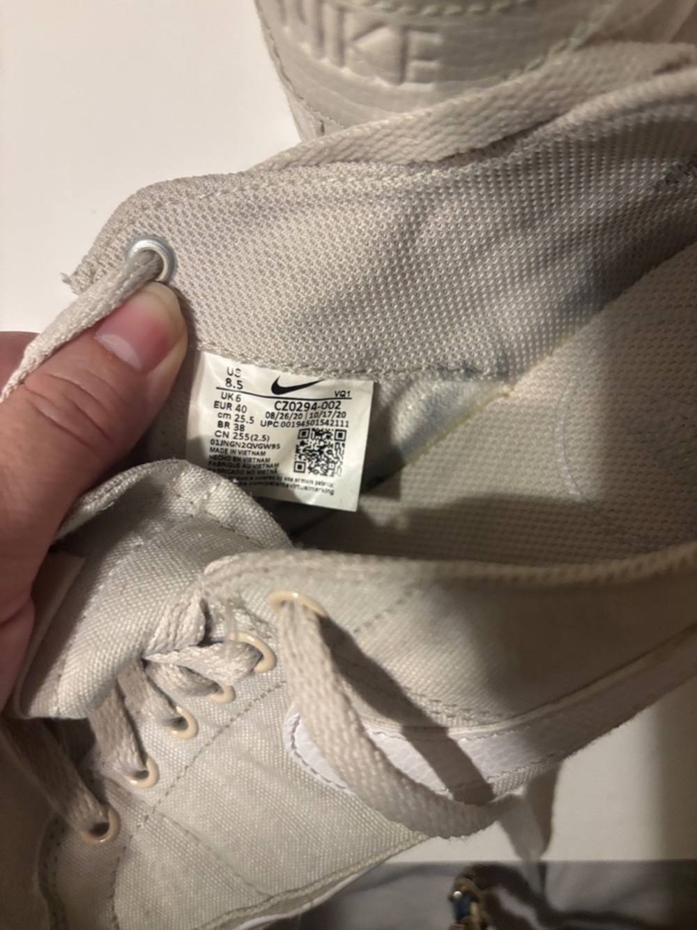 Nike Low-Top Canvas Sneakers in Light Gray with White Swoosh - Picture 2 of 6